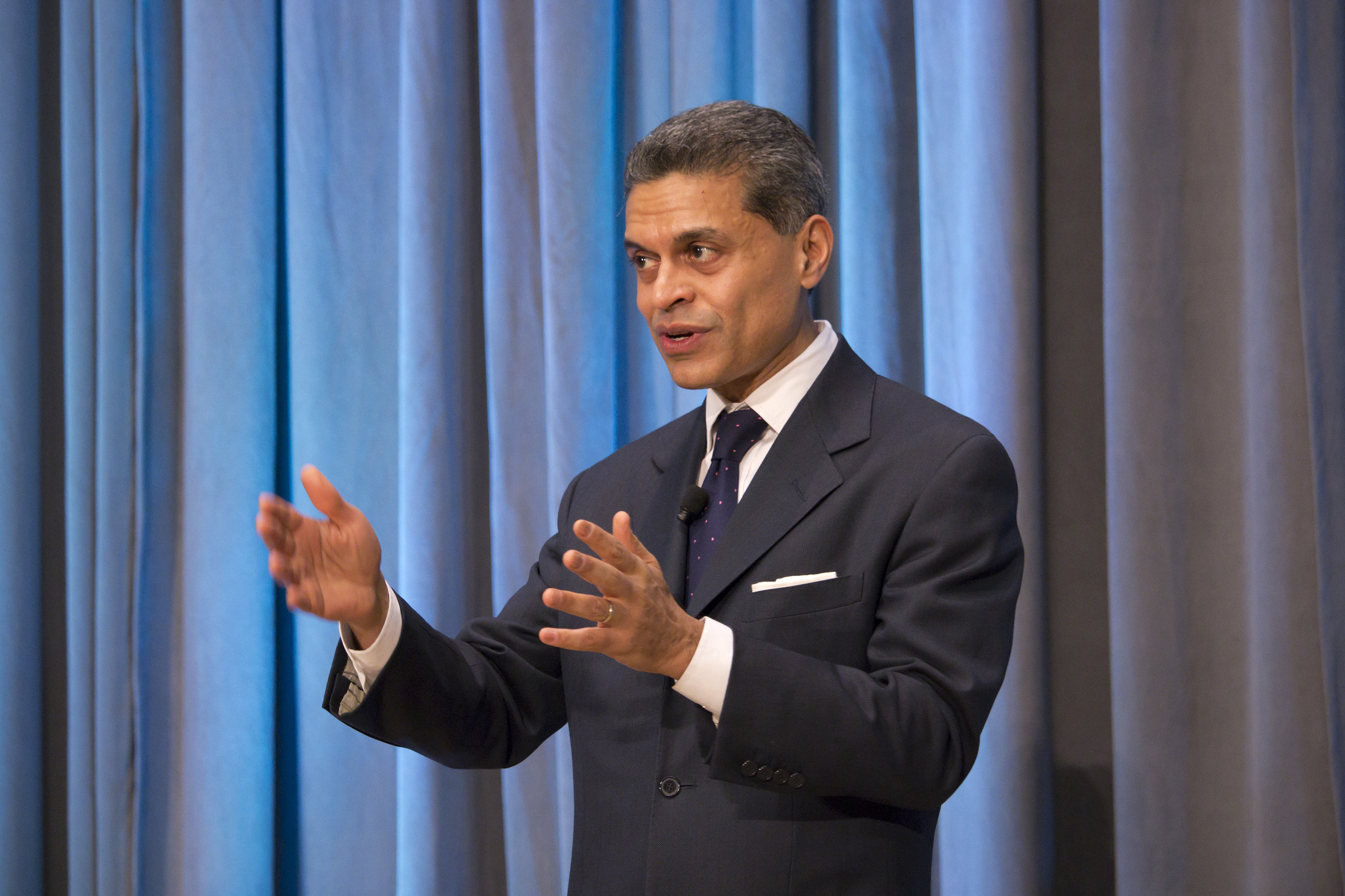 Fareed Zakaria told a packed auditorium at the College's Frey lecture that the United States leads the world in higher education. (photo by Kristen Chavez)